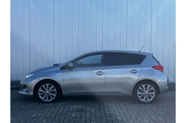 Toyota Auris (2013) thumbnail 2