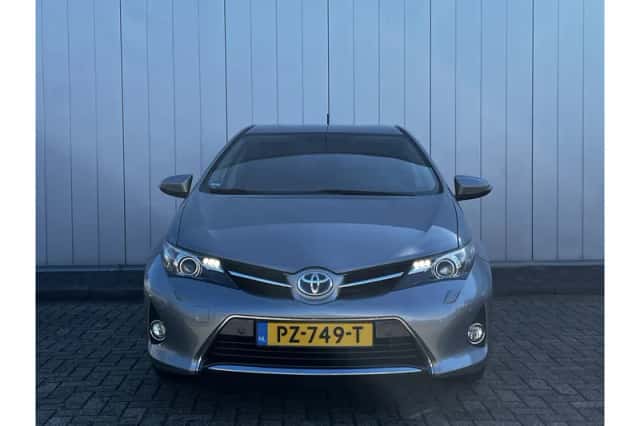 Toyota Auris (2013) thumbnail 3