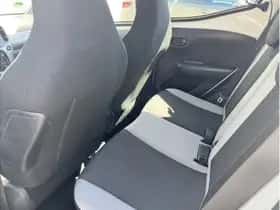 Toyota Aygo (2015) thumbnail 8