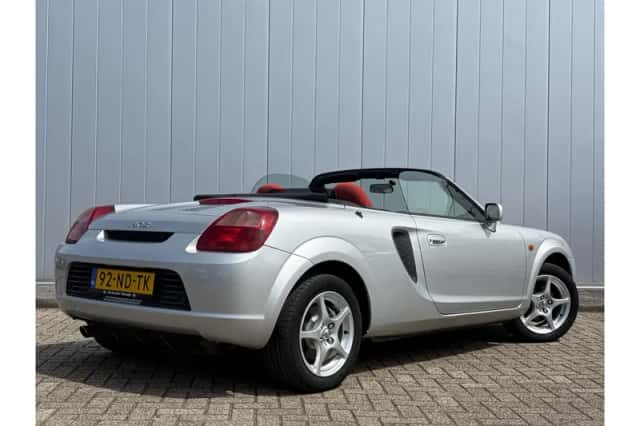 Toyota MR2 (2000) thumbnail 4