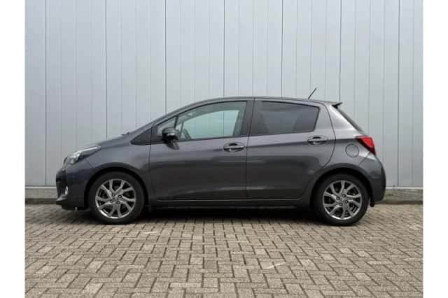 Toyota Yaris (2016) thumbnail 2