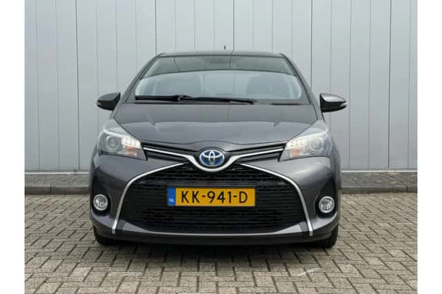 Toyota Yaris (2016) thumbnail 3