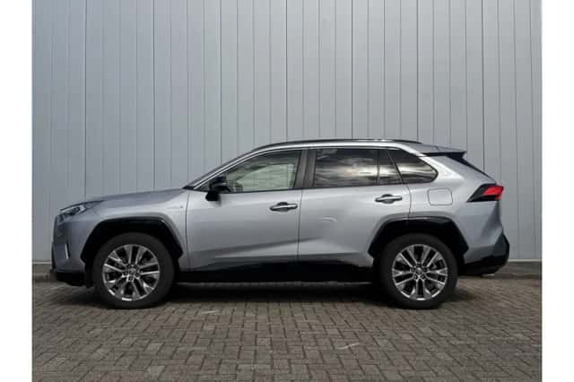 Toyota RAV4 (2021) thumbnail 2