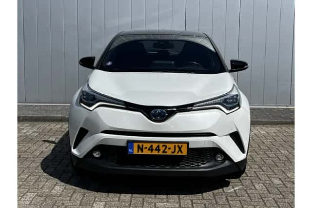 Toyota C-HR (2019) thumbnail 3