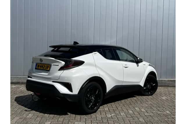 Toyota C-HR (2019) thumbnail 4