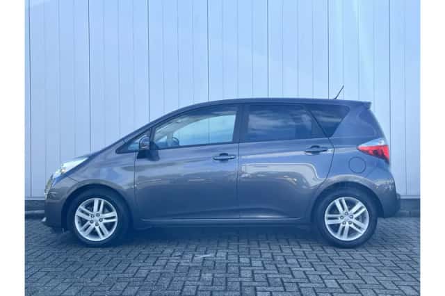 Toyota Verso-S (2012) thumbnail 2