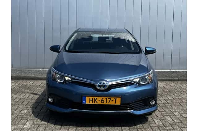 Toyota Auris (2015) thumbnail 2