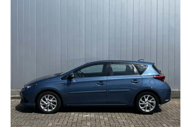Toyota Auris (2015) thumbnail 3