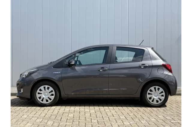 Toyota Yaris (2015) thumbnail 2
