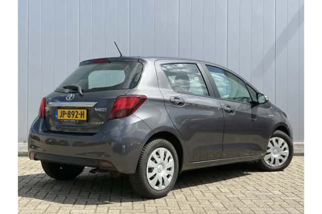Toyota Yaris (2015) thumbnail 3