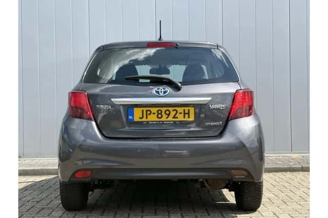 Toyota Yaris (2015) thumbnail 5