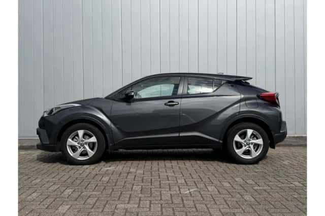 Toyota C-HR (2017) thumbnail 2