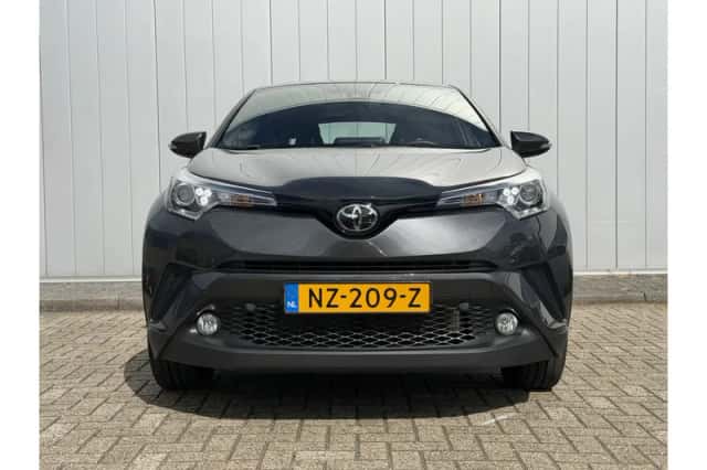 Toyota C-HR (2017) thumbnail 3