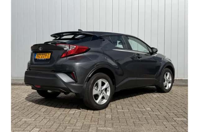 Toyota C-HR (2017) thumbnail 4