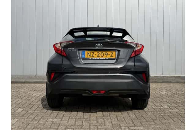 Toyota C-HR (2017) thumbnail 5