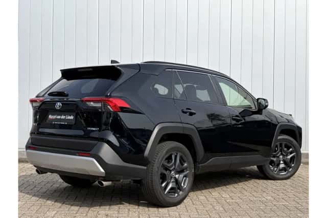 Toyota RAV4 (2023) thumbnail 3