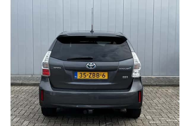 Toyota Prius (2012) thumbnail 5