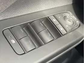 Toyota C-HR (2024) thumbnail 13