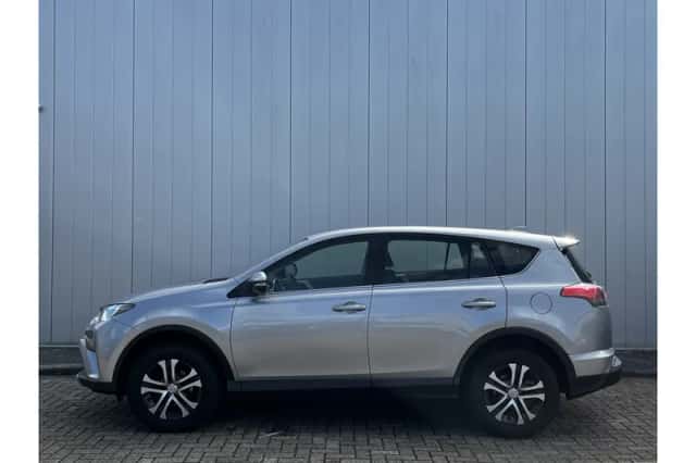 Toyota RAV4 (2017) thumbnail 2