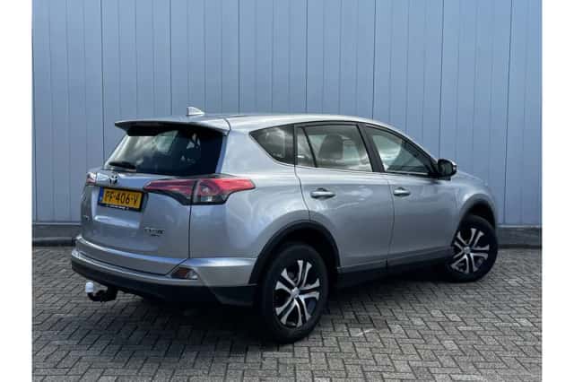 Toyota RAV4 (2017) thumbnail 4