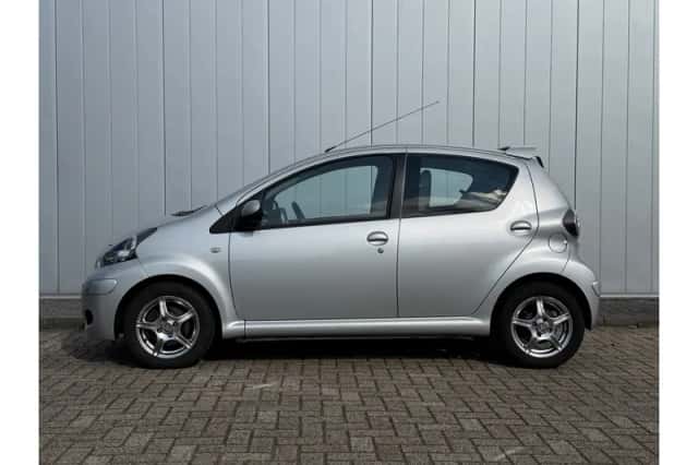 Toyota Aygo (2010) thumbnail 2