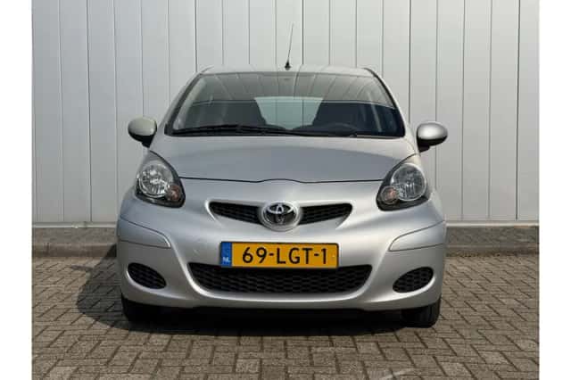 Toyota Aygo (2010) thumbnail 3