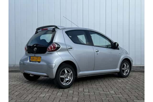 Toyota Aygo (2010) thumbnail 4