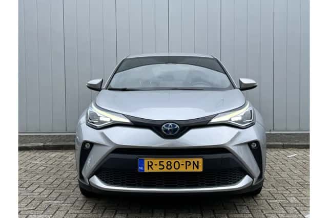 Toyota C-HR (2022) thumbnail 2