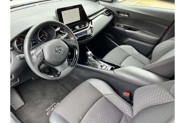 Toyota C-HR (2022) thumbnail 4
