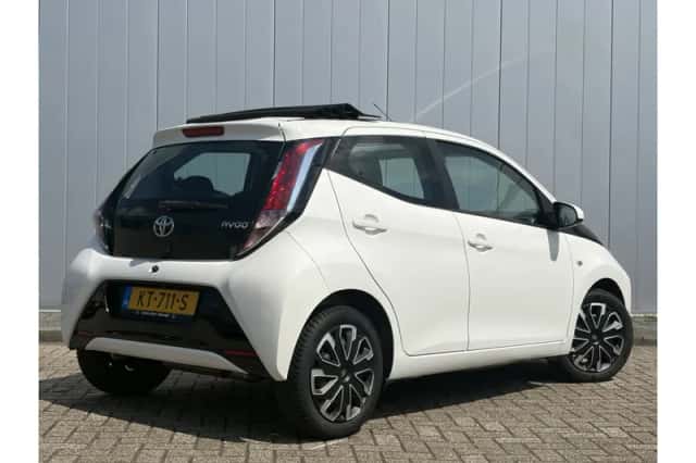 Toyota Aygo (2016) thumbnail 3