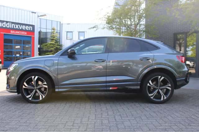 Audi Q3 (2021) thumbnail 2