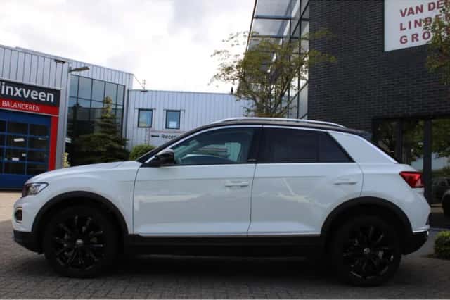 Volkswagen T-Roc (2021) thumbnail 2