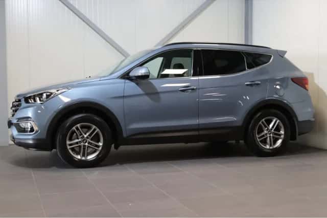 Hyundai Santa Fe (2017) thumbnail 2