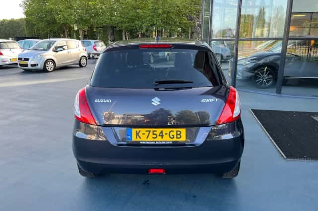 Suzuki Swift (2015) thumbnail 4
