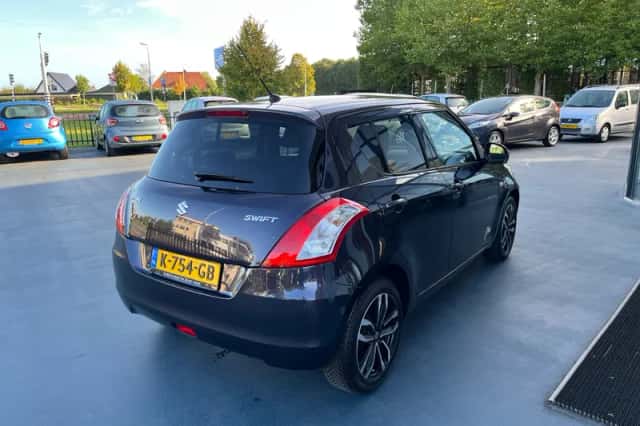 Suzuki Swift (2015) thumbnail 5