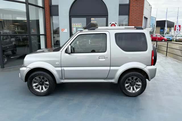 Suzuki Jimny (2015) thumbnail 3