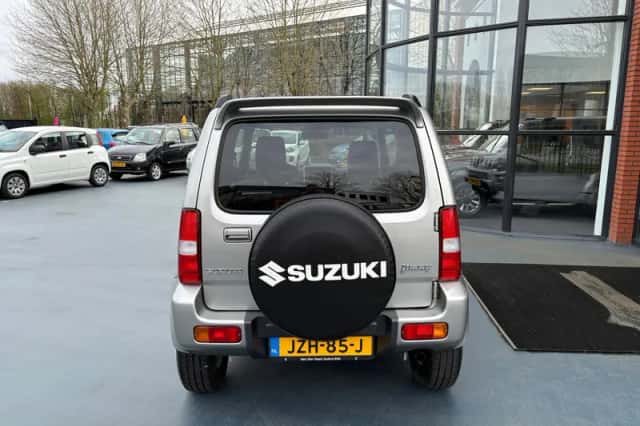 Suzuki Jimny (2015) thumbnail 5