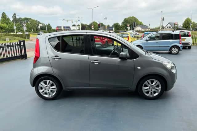 Opel Agila (2012) thumbnail 6
