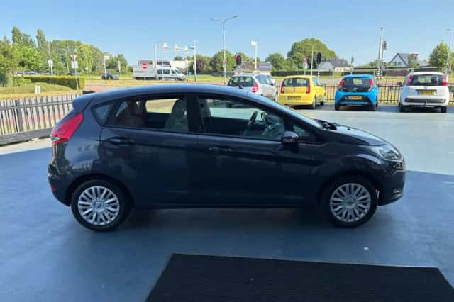 Ford Fiesta (2013) thumbnail 6