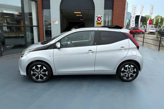 Toyota Aygo (2021) thumbnail 2