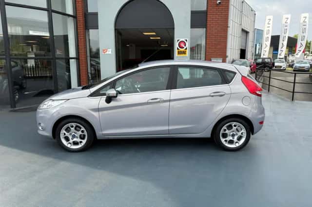 Ford Fiesta (2011) thumbnail 2