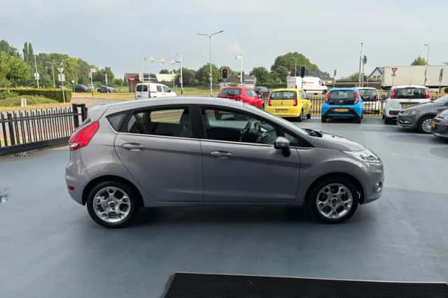 Ford Fiesta (2011) thumbnail 6