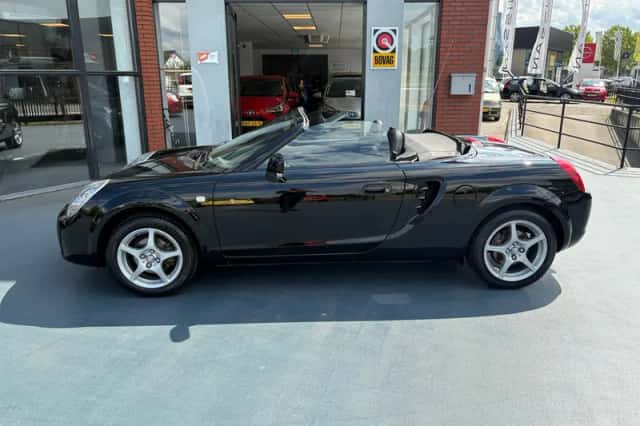 Toyota MR2 (2004) thumbnail 3