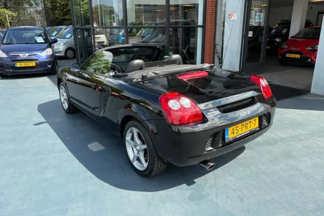 Toyota MR2 (2004) thumbnail 4
