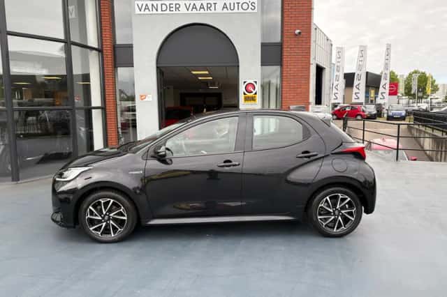 Toyota Yaris (2021) thumbnail 2