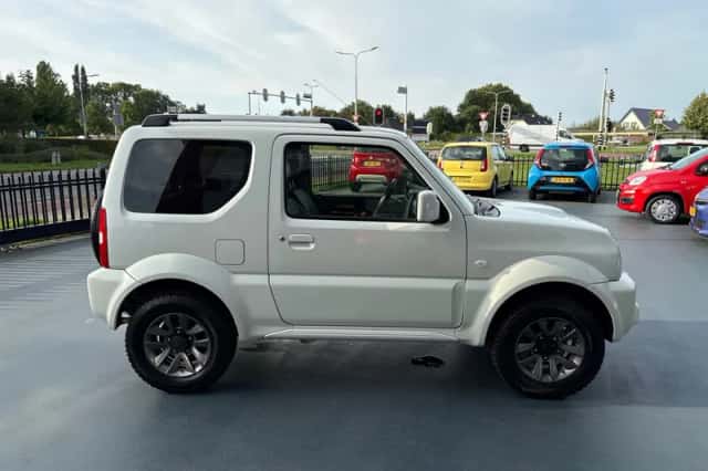 Suzuki Jimny (2017) thumbnail 6