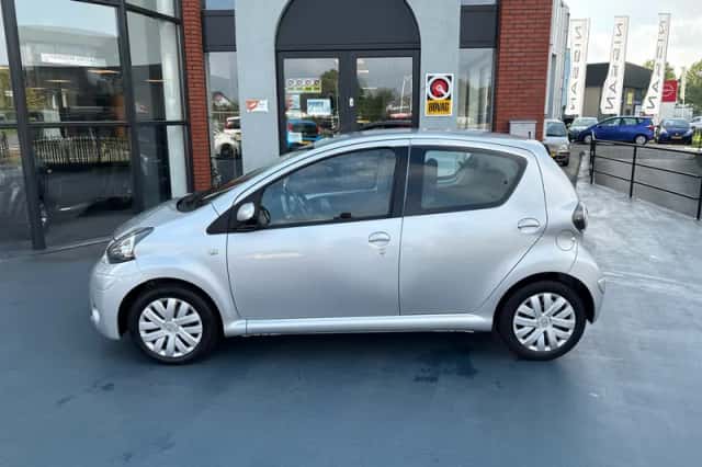 Toyota Aygo (2013) thumbnail 2
