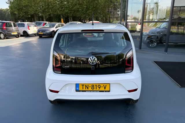 Volkswagen Up! (2018) thumbnail 4
