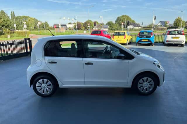 Volkswagen Up! (2018) thumbnail 6