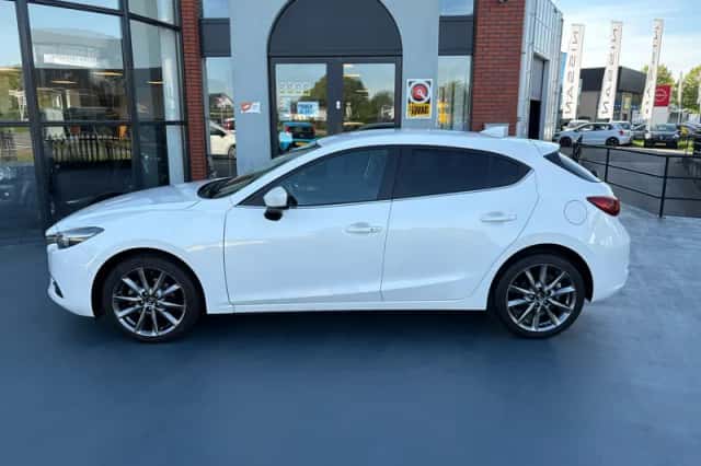 Mazda 3 (2017) thumbnail 2